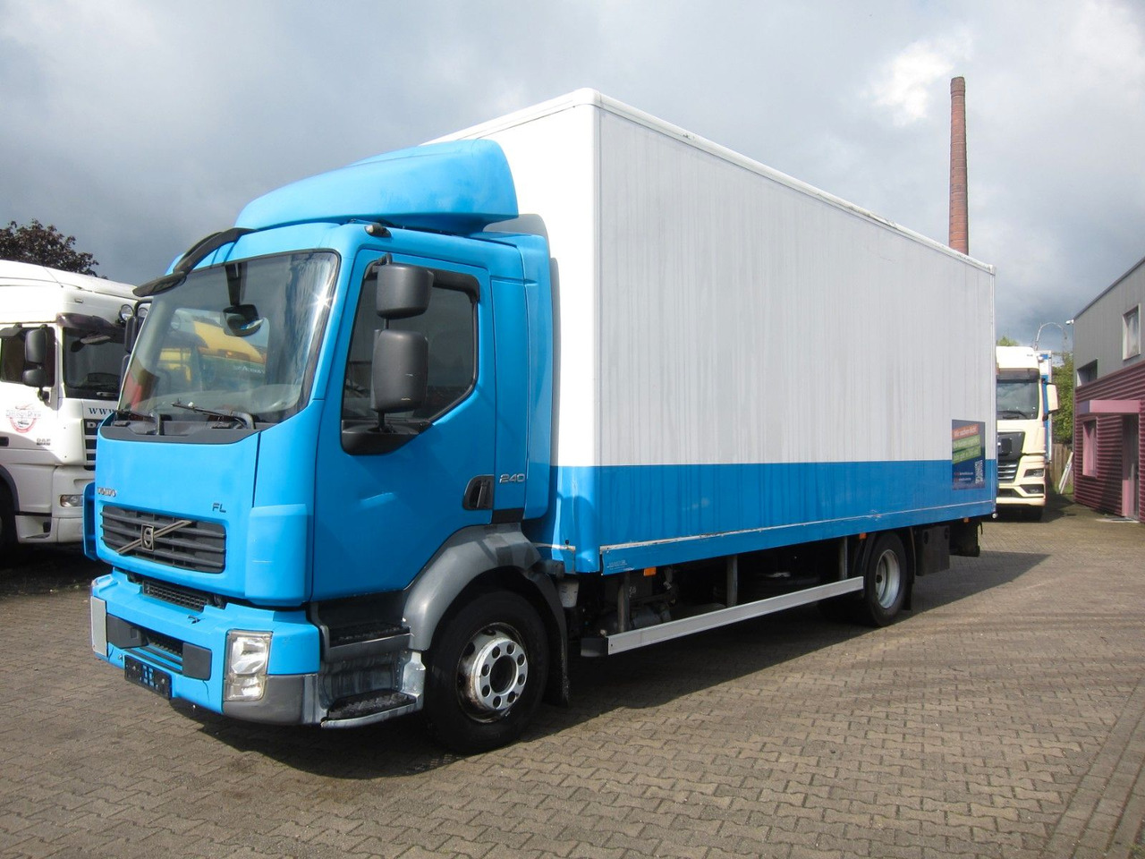 Volvo FL 240 12T Koffer KBW Manual - Dobozos felépítményű teherautó: 2 kép. Volvo FL 240 12T Koffer KBW Manual - Dobozos felépítményű teherautó: 2 kép.