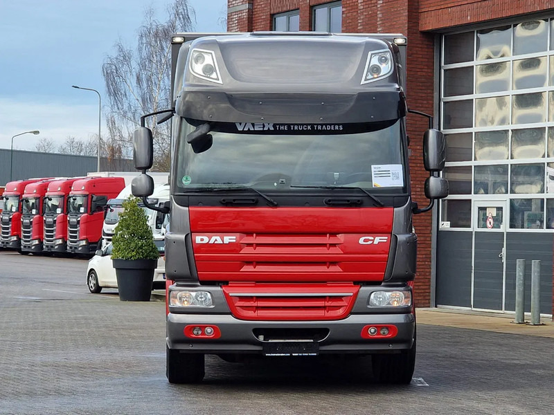 DAF CF 360 SpaceCab 6x2*4 - Menke Janzen Livestock 1 deck 20.78M2 - Steering axle - Euro 5 - Állatszállító teherautó: 3 kép. DAF CF 360 SpaceCab 6x2*4 - Menke Janzen Livestock 1 deck 20.78M2 - Steering axle - Euro 5 - Állatszállító teherautó: 3 kép.