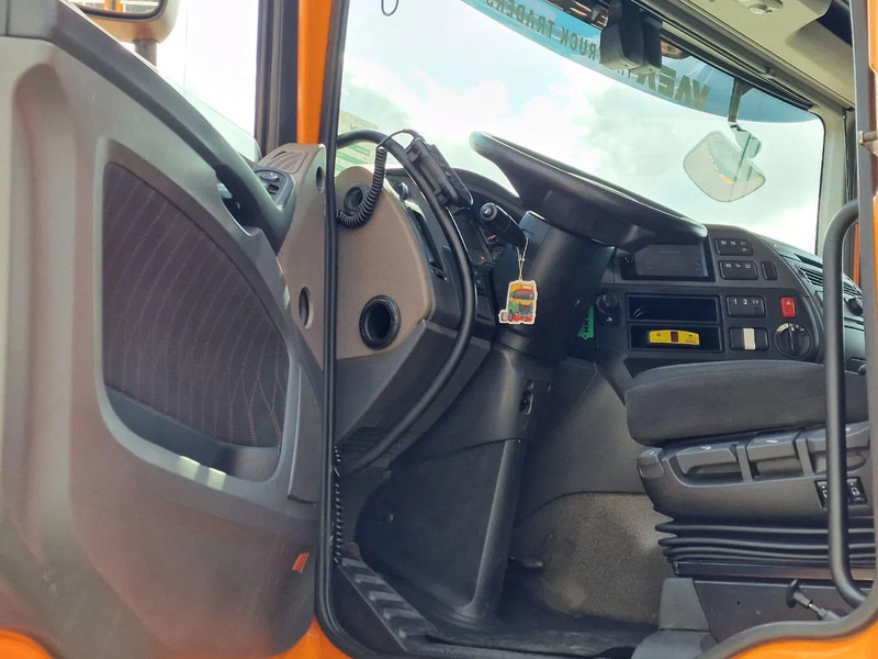 DAF XF 530 4x2 - Livestock Menke 2 deck water & ventilation - Állatszállító teherautó: 4 kép. DAF XF 530 4x2 - Livestock Menke 2 deck water & ventilation - Állatszállító teherautó: 4 kép.