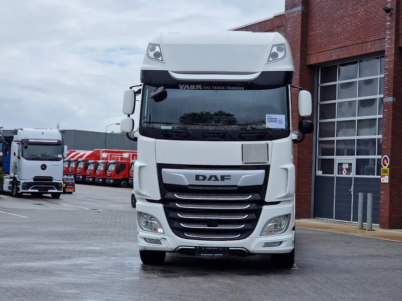 DAF XF 530 SuperSpaceCab 6x2*4 - Chassis 740 cm - Loadlift - Steering axle - Leather - - Alvaz teherautó: 2 kép. DAF XF 530 SuperSpaceCab 6x2*4 - Chassis 740 cm - Loadlift - Steering axle - Leather - - Alvaz teherautó: 2 kép.