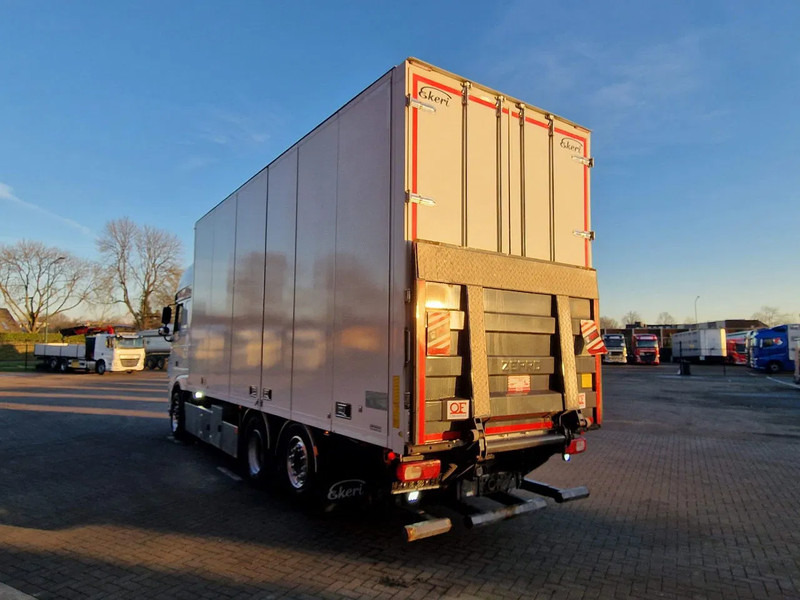 DAF XF 530 SuperSpaceCab 6x2*4 - Ekeri closed box - Loadlift -Steering axle - Full air - Dobozos felépítményű teherautó: 5 kép. DAF XF 530 SuperSpaceCab 6x2*4 - Ekeri closed box - Loadlift -Steering axle - Full air - Dobozos felépítményű teherautó: 5 kép.