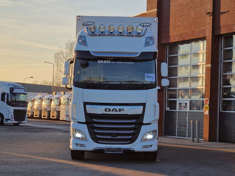 DAF XF 530 SuperSpaceCab 6x2*4 - Ekeri closed box - Loadlift -Steering axle - Full air - Dobozos felépítményű teherautó: 2 kép. DAF XF 530 SuperSpaceCab 6x2*4 - Ekeri closed box - Loadlift -Steering axle - Full air - Dobozos felépítményű teherautó: 2 kép.