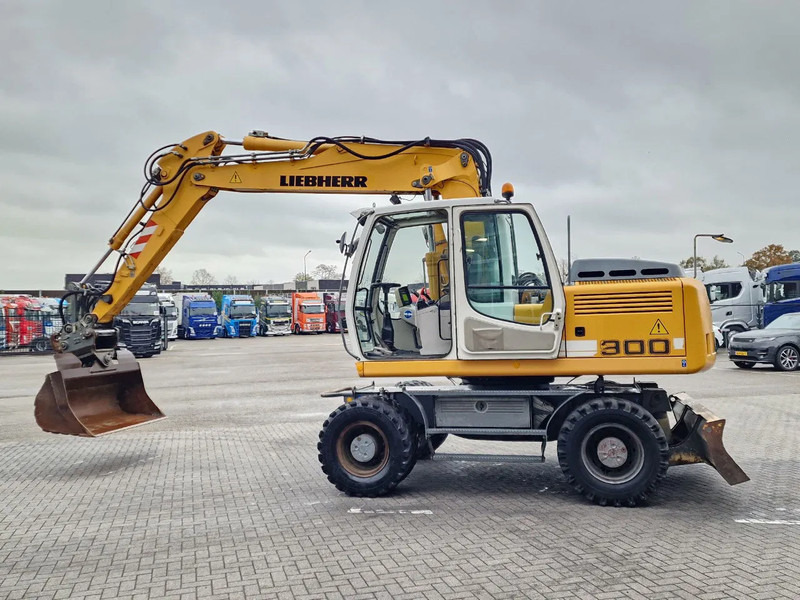 Liebherr A900C - 95 KW - Central Greasing - - Gumikerekes kotró: 5 kép. Liebherr A900C - 95 KW - Central Greasing - - Gumikerekes kotró: 5 kép.