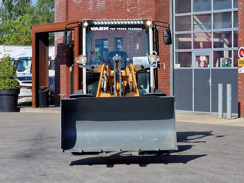 Liebherr L506 compact - New - Bucket + pallet forks - 46 KW - Gumikerekes kotró: 2 kép. Liebherr L506 compact - New - Bucket + pallet forks - 46 KW - Gumikerekes kotró: 2 kép.