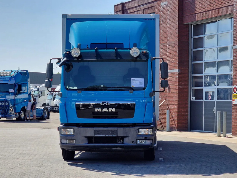 MAN TGM 15.250 4x2 - Box truck with sidedoors - Loadlift - Euro 5 - Automatic - Camera - Dobozos felépítményű teherautó: 2 kép. MAN TGM 15.250 4x2 - Box truck with sidedoors - Loadlift - Euro 5 - Automatic - Camera - Dobozos felépítményű teherautó: 2 kép.