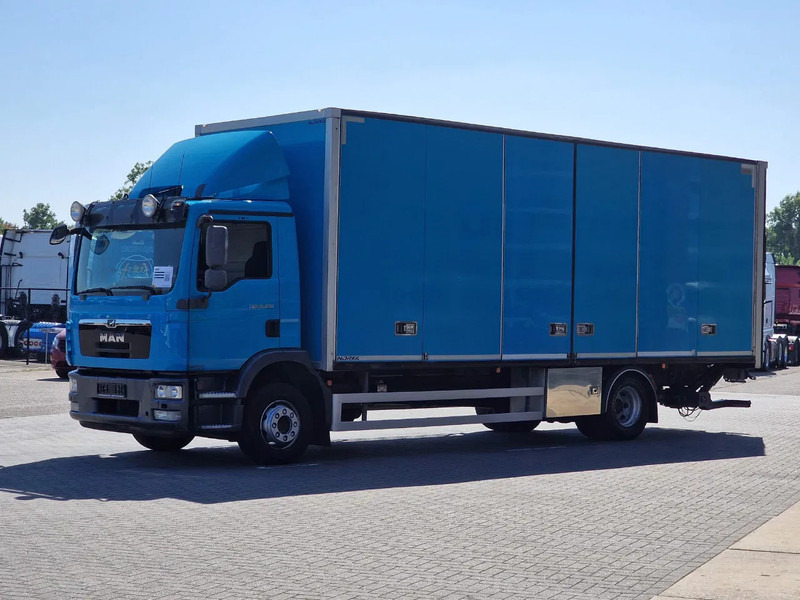 MAN TGM 15.250 4x2 - Box truck with sidedoors - Loadlift - Euro 5 - Automatic - Camera - Dobozos felépítményű teherautó: 3 kép. MAN TGM 15.250 4x2 - Box truck with sidedoors - Loadlift - Euro 5 - Automatic - Camera - Dobozos felépítményű teherautó: 3 kép.