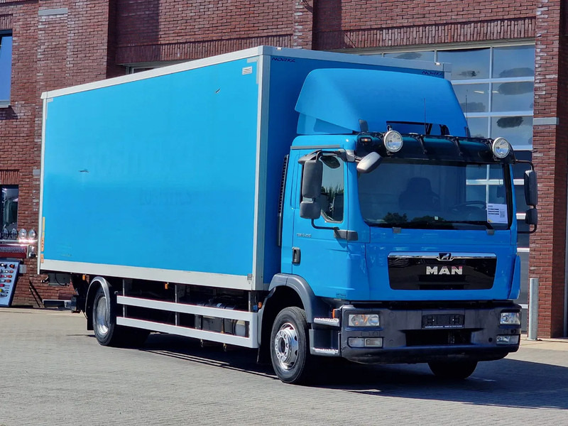 MAN TGM 15.250 4x2 - Box truck with sidedoors - Loadlift - Euro 5 - Automatic - Camera - Dobozos felépítményű teherautó: 1 kép. MAN TGM 15.250 4x2 - Box truck with sidedoors - Loadlift - Euro 5 - Automatic - Camera - Dobozos felépítményű teherautó: 1 kép.