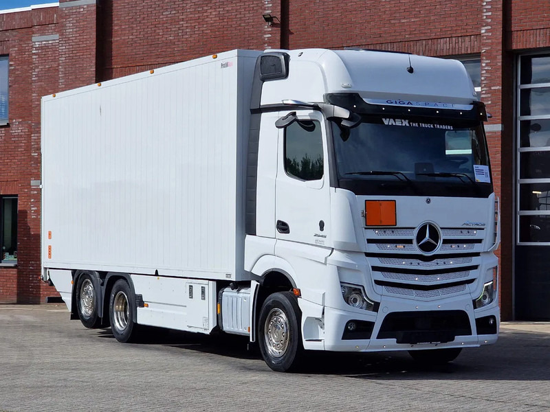 Mercedes-Benz Actros 2545 6x2*4 - Box with sidedoors - Loadlift - Steering axle - Full air - Camera - Dobozos felépítményű teherautó: 1 kép. Mercedes-Benz Actros 2545 6x2*4 - Box with sidedoors - Loadlift - Steering axle - Full air - Camera - Dobozos felépítményű teherautó: 1 kép.