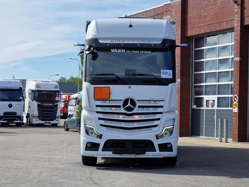 Mercedes-Benz Actros 2545 6x2*4 - Box with sidedoors - Loadlift - Steering axle - Full air - Camera - Dobozos felépítményű teherautó: 2 kép. Mercedes-Benz Actros 2545 6x2*4 - Box with sidedoors - Loadlift - Steering axle - Full air - Camera - Dobozos felépítményű teherautó: 2 kép.