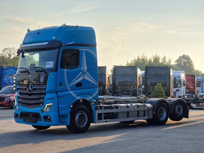 Mercedes-Benz Actros 2553 6x2 - BDF - Retarder - 4.90 WB - Loadlift - Full air - Cserefelépítményes teherautó: 3 kép. Mercedes-Benz Actros 2553 6x2 - BDF - Retarder - 4.90 WB - Loadlift - Full air - Cserefelépítményes teherautó: 3 kép.