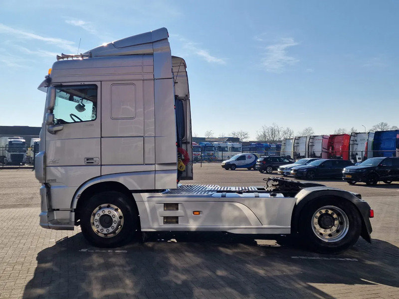 DAF XF 440 SpaceCab 4x2 - Full spoiler - Alloy wheels - Air horn - Light bar - Nyergesvontató: 4 kép. DAF XF 440 SpaceCab 4x2 - Full spoiler - Alloy wheels - Air horn - Light bar - Nyergesvontató: 4 kép.