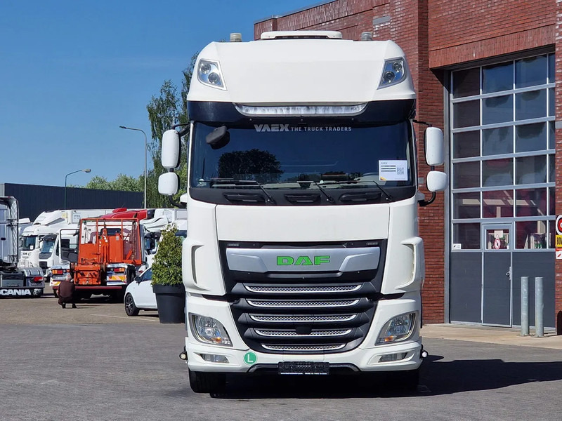 DAF XF 480 6x2/4 SuperSpaceCab - Retarder - Night clima - Navi -Sliding 5th wheel - Nyergesvontató: 2 kép. DAF XF 480 6x2/4 SuperSpaceCab - Retarder - Night clima - Navi -Sliding 5th wheel - Nyergesvontató: 2 kép.