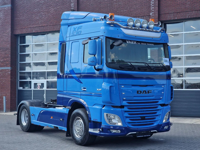 DAF XF 530 SpaceCab 4x2 - Night clima - Full spoiler - PTO Prep - Light bar - Nyergesvontató: 1 kép. DAF XF 530 SpaceCab 4x2 - Night clima - Full spoiler - PTO Prep - Light bar - Nyergesvontató: 1 kép.