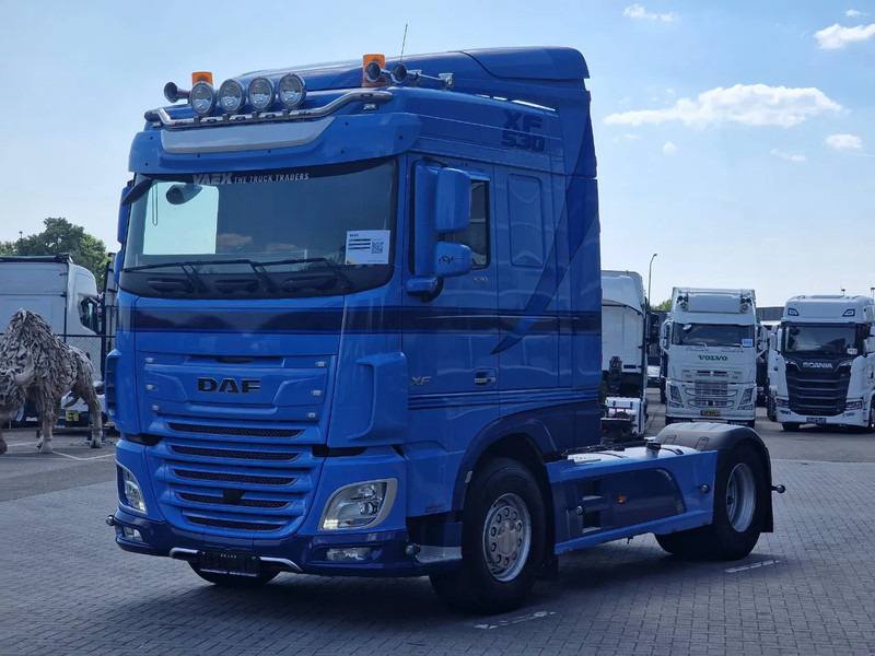 DAF XF 530 SpaceCab 4x2 - Night clima - Full spoiler - PTO Prep - Light bar - Nyergesvontató: 3 kép. DAF XF 530 SpaceCab 4x2 - Night clima - Full spoiler - PTO Prep - Light bar - Nyergesvontató: 3 kép.