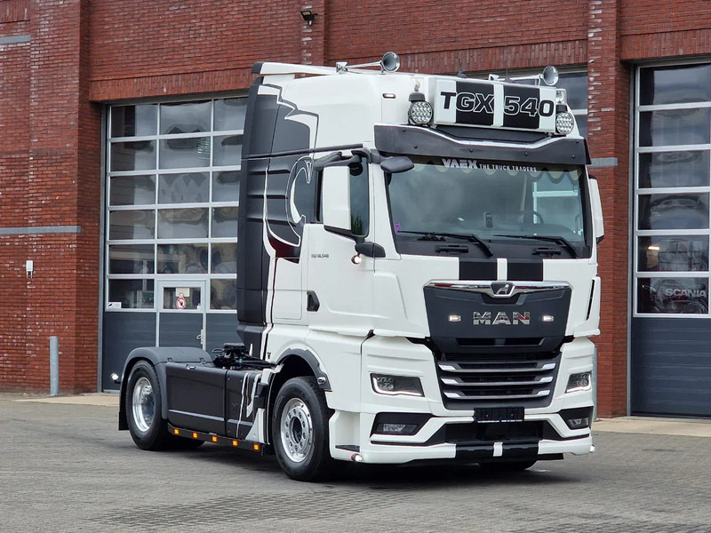 MAN TGX 18.540 GX - New - Retarder - Night clima - Alcoa - Show truck - Lightbar - - Nyergesvontató: 1 kép. MAN TGX 18.540 GX - New - Retarder - Night clima - Alcoa - Show truck - Lightbar - - Nyergesvontató: 1 kép.