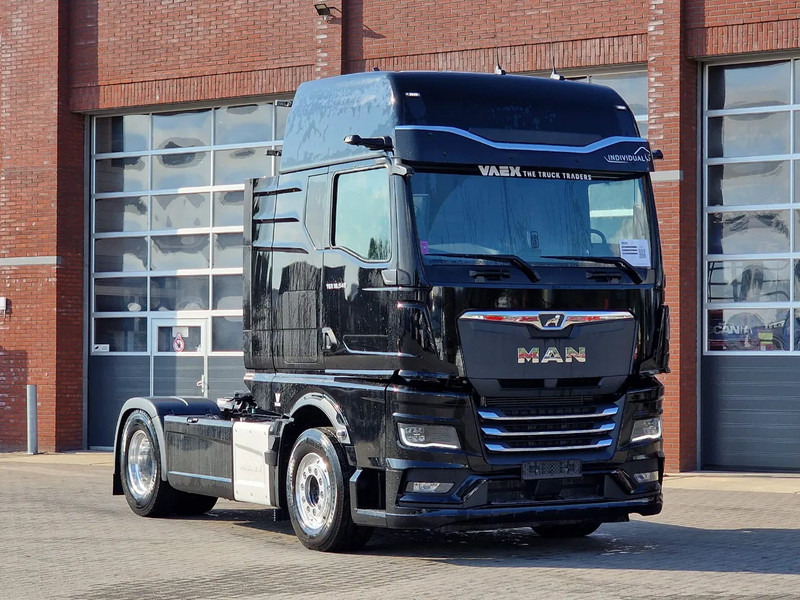 MAN TGX 18.540 - New - Full spec - Mirror cam - Retarder - 2x tank - Full spoiler - Nyergesvontató: 1 kép. MAN TGX 18.540 - New - Full spec - Mirror cam - Retarder - 2x tank - Full spoiler - Nyergesvontató: 1 kép.