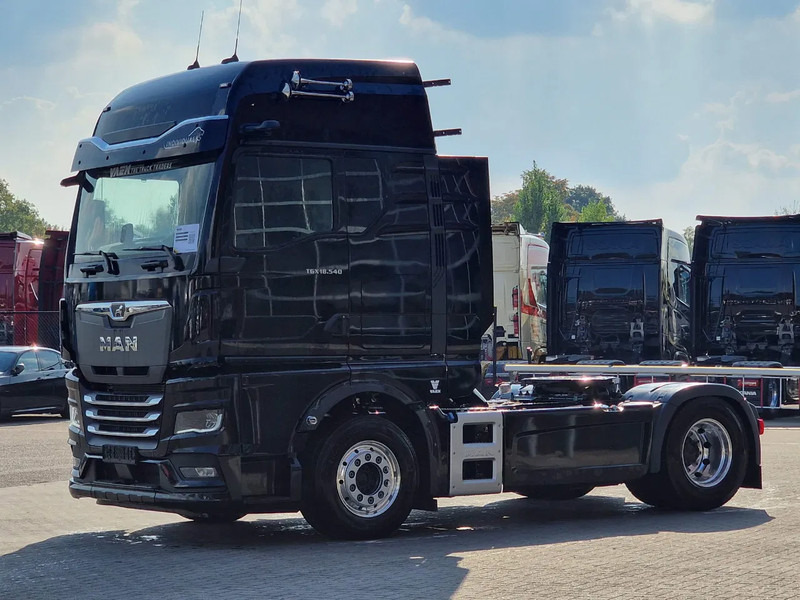 MAN TGX 18.540 - New - Full spec - Mirror cam - Retarder - 2x tank - Full spoiler - Nyergesvontató: 3 kép. MAN TGX 18.540 - New - Full spec - Mirror cam - Retarder - 2x tank - Full spoiler - Nyergesvontató: 3 kép.