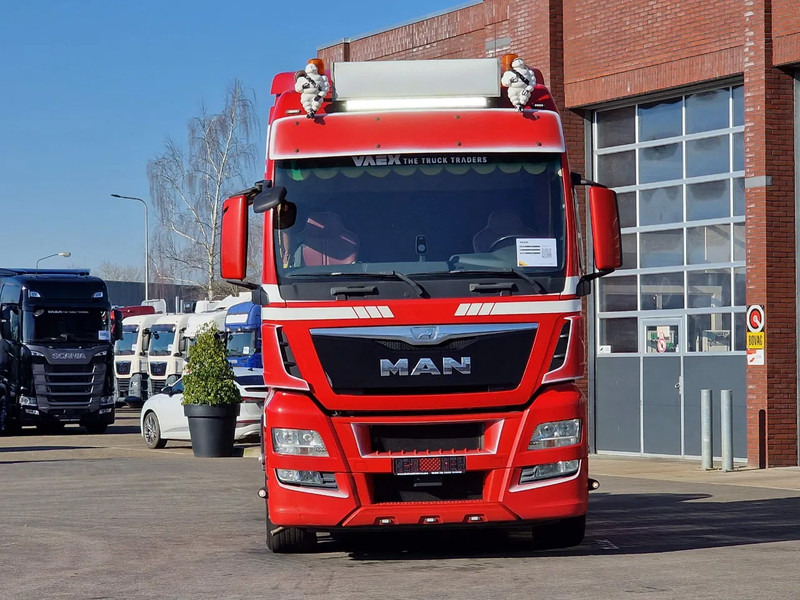 MAN TGX 26.560 XXL 6x2/4 - Custom interior - Steering axle - Euro 6 - AS Tronic - Nyergesvontató: 2 kép. MAN TGX 26.560 XXL 6x2/4 - Custom interior - Steering axle - Euro 6 - AS Tronic - Nyergesvontató: 2 kép.
