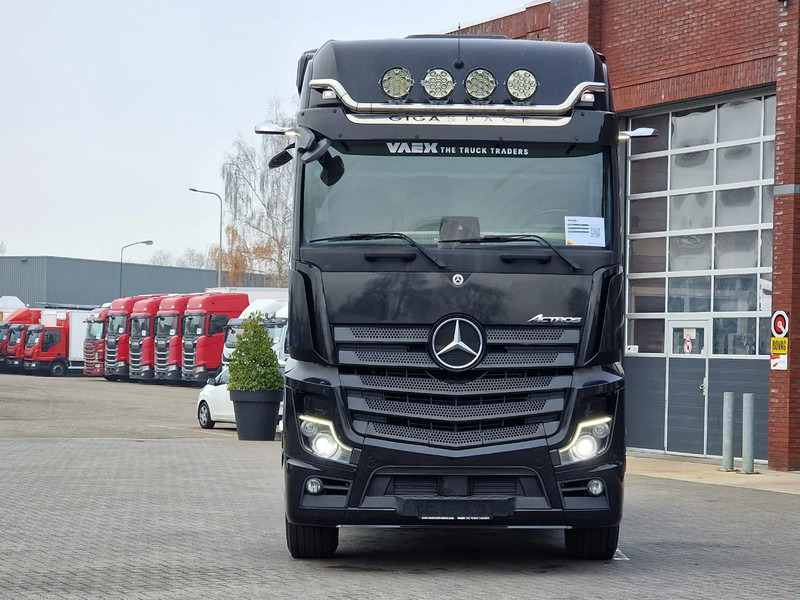 Mercedes-Benz Actros 2553 Gigaspace 6x2 - Retarder - Full air - 3.25 WB - Mirror cam - Nyergesvontató: 2 kép. Mercedes-Benz Actros 2553 Gigaspace 6x2 - Retarder - Full air - 3.25 WB - Mirror cam - Nyergesvontató: 2 kép.