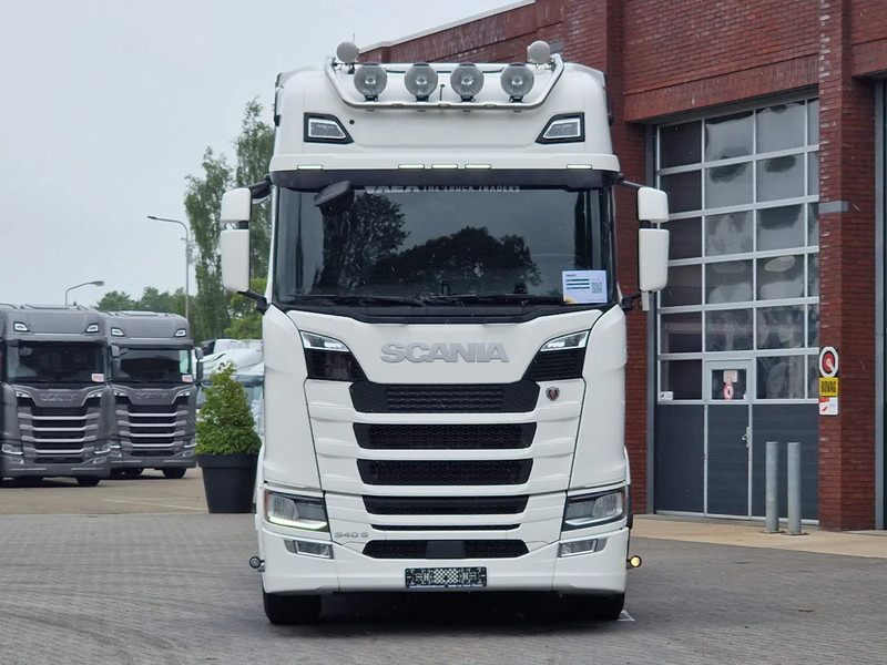Scania 540S NGS A6x4NB Full air / Retarder / 66T / wheelbase 335 - Nyergesvontató: 2 kép. Scania 540S NGS A6x4NB Full air / Retarder / 66T / wheelbase 335 - Nyergesvontató: 2 kép.