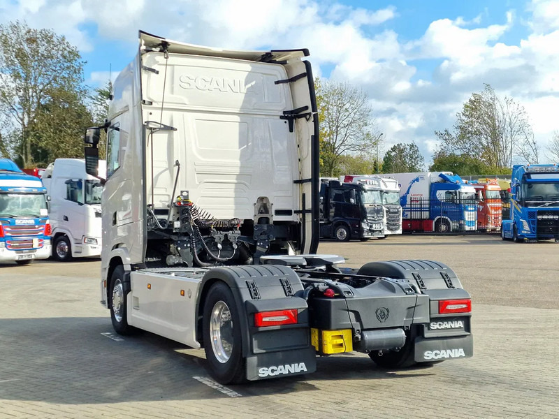 Scania 590S V8 NGS Highline 4x2 - New - Retarder - Leather - Alloy wheels Led - Navi - NEW! - Nyergesvontató: 5 kép. Scania 590S V8 NGS Highline 4x2 - New - Retarder - Leather - Alloy wheels Led - Navi - NEW! - Nyergesvontató: 5 kép.