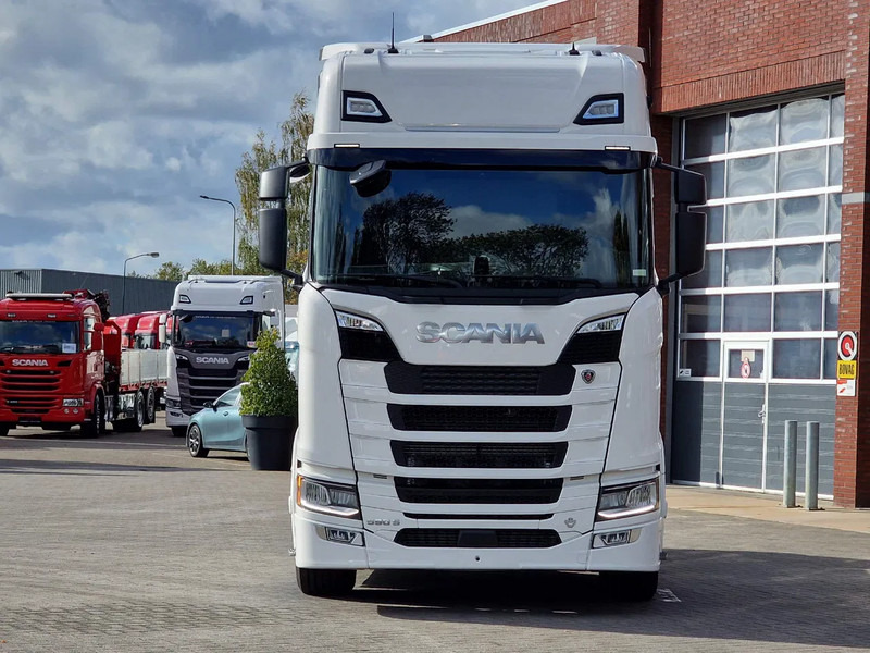 Scania 590S V8 NGS Highline 4x2 - New - Retarder - Leather - Alloy wheels Led - Navi - NEW! - Nyergesvontató: 2 kép. Scania 590S V8 NGS Highline 4x2 - New - Retarder - Leather - Alloy wheels Led - Navi - NEW! - Nyergesvontató: 2 kép.