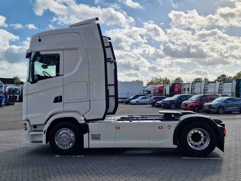Scania 590S V8 NGS Highline 4x2 - New - Retarder - Leather - Alloy wheels Led - Navi - NEW! - Nyergesvontató: 4 kép. Scania 590S V8 NGS Highline 4x2 - New - Retarder - Leather - Alloy wheels Led - Navi - NEW! - Nyergesvontató: 4 kép.