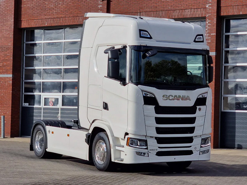 Scania 590S V8 NGS Highline 4x2 - New - Retarder - Leather - Alloy wheels Led - Navi - NEW! - Nyergesvontató: 1 kép. Scania 590S V8 NGS Highline 4x2 - New - Retarder - Leather - Alloy wheels Led - Navi - NEW! - Nyergesvontató: 1 kép.