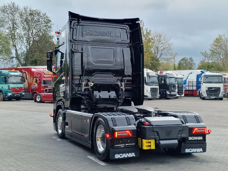 Új Nyergesvontató Scania 590S V8 NGS Highline 4x2 - New show truck - Full spec - Retarder - Leather - Full air - BUFFL: 7 kép. Új Nyergesvontató Scania 590S V8 NGS Highline 4x2 - New show truck - Full spec - Retarder - Leather - Full air - BUFFL: 7 kép.