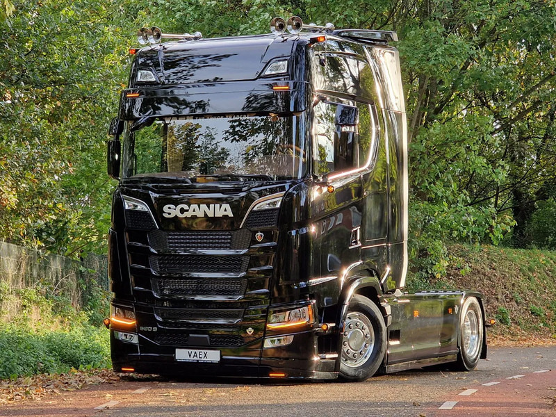 Scania 590S V8 NGS Highline 4x2 - New show truck - Full spec - Retarder - Leather - Full air - BUFFL - Nyergesvontató: 2 kép. Scania 590S V8 NGS Highline 4x2 - New show truck - Full spec - Retarder - Leather - Full air - BUFFL - Nyergesvontató: 2 kép.