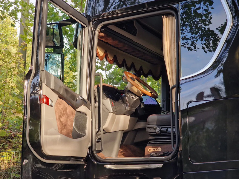 Új Nyergesvontató Scania 590S V8 NGS Highline 4x2 - New show truck - Full spec - Retarder - Leather - Full air - BUFFL: 12 kép. Új Nyergesvontató Scania 590S V8 NGS Highline 4x2 - New show truck - Full spec - Retarder - Leather - Full air - BUFFL: 12 kép.