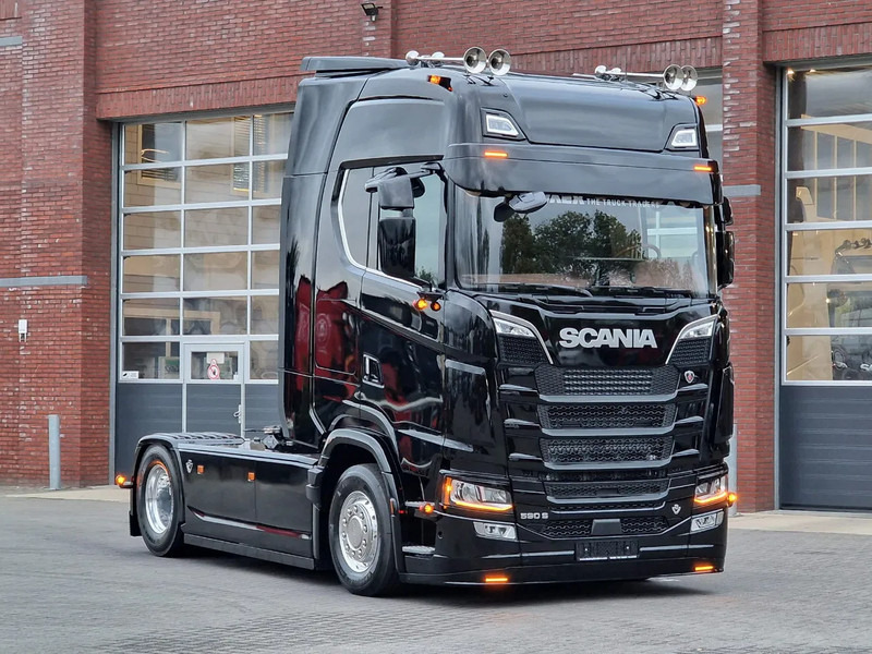 Scania 590S V8 NGS Highline 4x2 - New show truck - Full spec - Retarder - Leather - Full air - BUFFL - Nyergesvontató: 3 kép. Scania 590S V8 NGS Highline 4x2 - New show truck - Full spec - Retarder - Leather - Full air - BUFFL - Nyergesvontató: 3 kép.