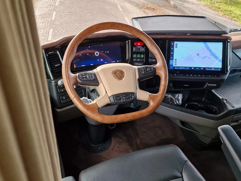 Új Nyergesvontató Scania 590S V8 NGS Highline 4x2 - New show truck - Full spec - Retarder - Leather - Full air - BUFFL: 16 kép. Új Nyergesvontató Scania 590S V8 NGS Highline 4x2 - New show truck - Full spec - Retarder - Leather - Full air - BUFFL: 16 kép.