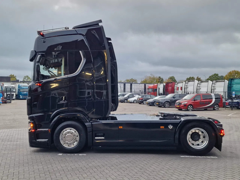 Új Nyergesvontató Scania 590S V8 NGS Highline 4x2 - New show truck - Full spec - Retarder - Leather - Full air - BUFFL: 6 kép. Új Nyergesvontató Scania 590S V8 NGS Highline 4x2 - New show truck - Full spec - Retarder - Leather - Full air - BUFFL: 6 kép.