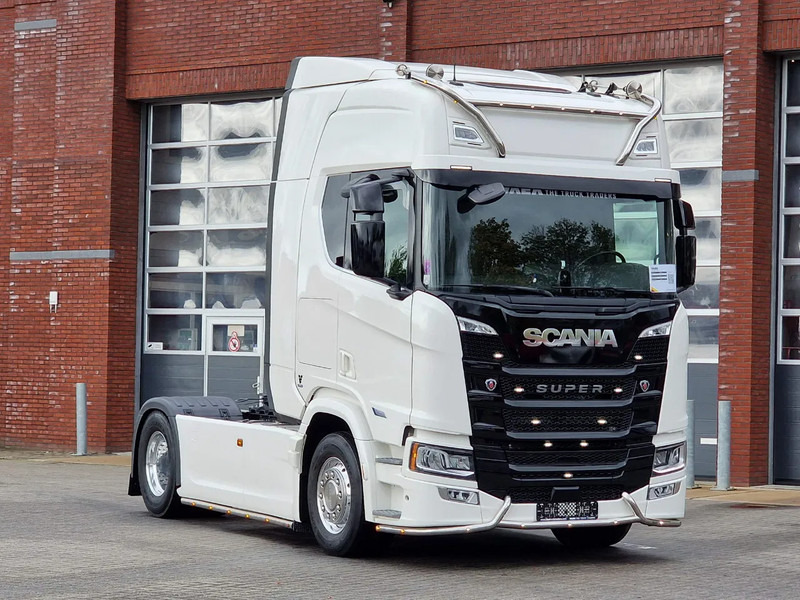 Scania R560 Highline 4x2 - Like new - Full spec - Facelift - Retarder - Night clima - Full air - Alloy wheels - Nyergesvontató: 1 kép. Scania R560 Highline 4x2 - Like new - Full spec - Facelift - Retarder - Night clima - Full air - Alloy wheels - Nyergesvontató: 1 kép.
