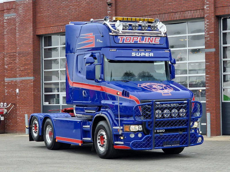 Scania T580 V8 Topline 6x2 - Original Scania Hauber / Torpedo - Manual gearbox - Show truck - Retarder - Nyergesvontató: 1 kép. Scania T580 V8 Topline 6x2 - Original Scania Hauber / Torpedo - Manual gearbox - Show truck - Retarder - Nyergesvontató: 1 kép.