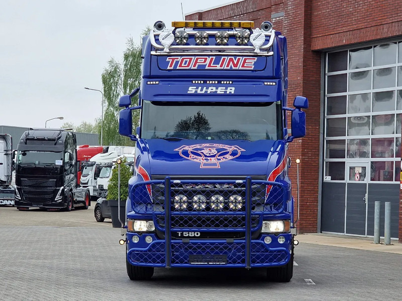 Scania T580 V8 Topline 6x2 - Original Scania Hauber / Torpedo - Manual gearbox - Show truck - Retarder - Nyergesvontató: 2 kép. Scania T580 V8 Topline 6x2 - Original Scania Hauber / Torpedo - Manual gearbox - Show truck - Retarder - Nyergesvontató: 2 kép.