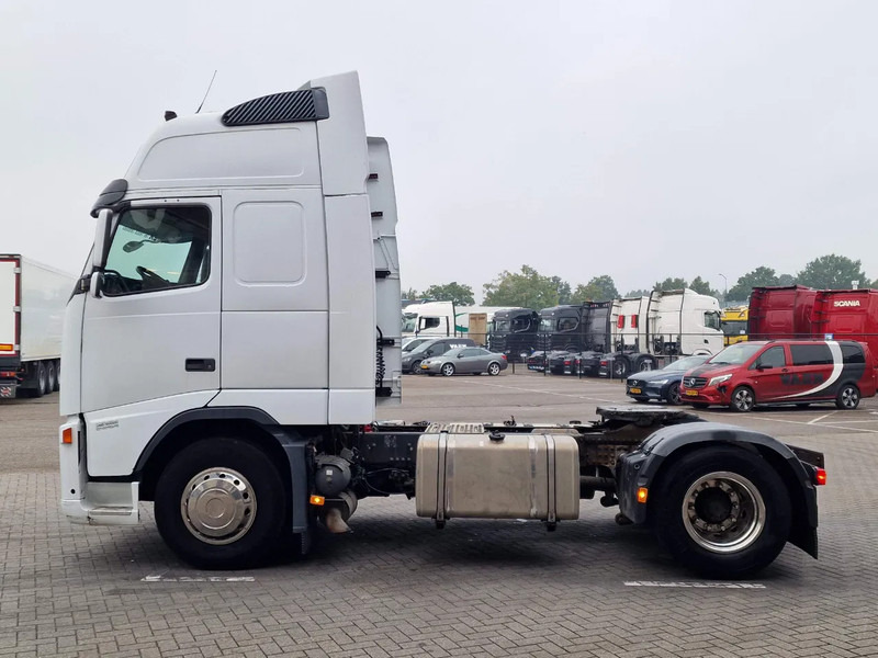 Volvo FH 13.440 Globetrotter XL 4x2 - Manual gearbox - Euro 5 - Low KM - Nyergesvontató: 4 kép. Volvo FH 13.440 Globetrotter XL 4x2 - Manual gearbox - Euro 5 - Low KM - Nyergesvontató: 4 kép.