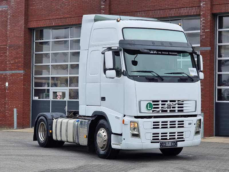 Volvo FH 13.440 Globetrotter XL 4x2 - Manual gearbox - Euro 5 - Low KM - Nyergesvontató: 1 kép. Volvo FH 13.440 Globetrotter XL 4x2 - Manual gearbox - Euro 5 - Low KM - Nyergesvontató: 1 kép.