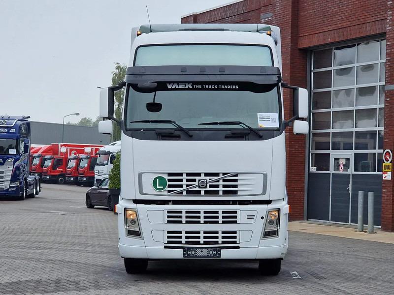 Volvo FH 13.440 Globetrotter XL 4x2 - Manual gearbox - Euro 5 - Low KM - Nyergesvontató: 2 kép. Volvo FH 13.440 Globetrotter XL 4x2 - Manual gearbox - Euro 5 - Low KM - Nyergesvontató: 2 kép.