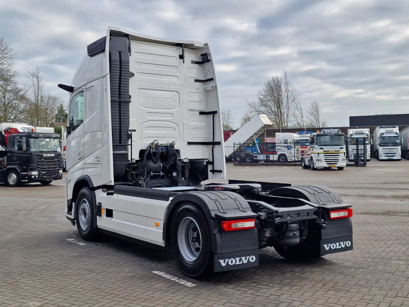 Volvo FH 13.500 Aero Globetrotter XL 4x2 - I Save - I parkcool - 2x tank - Mirror cams - Nyergesvontató: 5 kép. Volvo FH 13.500 Aero Globetrotter XL 4x2 - I Save - I parkcool - 2x tank - Mirror cams - Nyergesvontató: 5 kép.