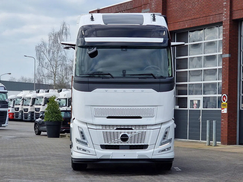 Volvo FH 13.500 Aero Globetrotter XL 4x2 - I Save - I parkcool - 2x tank - Mirror cams - Nyergesvontató: 2 kép. Volvo FH 13.500 Aero Globetrotter XL 4x2 - I Save - I parkcool - 2x tank - Mirror cams - Nyergesvontató: 2 kép.