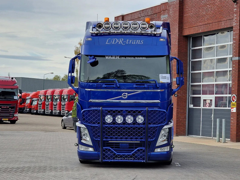 Volvo FH 13.500 Globetrotter 4x2 - Full air - Bull bar - Leather - Fridge - Lightbar - Nyergesvontató: 2 kép. Volvo FH 13.500 Globetrotter 4x2 - Full air - Bull bar - Leather - Fridge - Lightbar - Nyergesvontató: 2 kép.