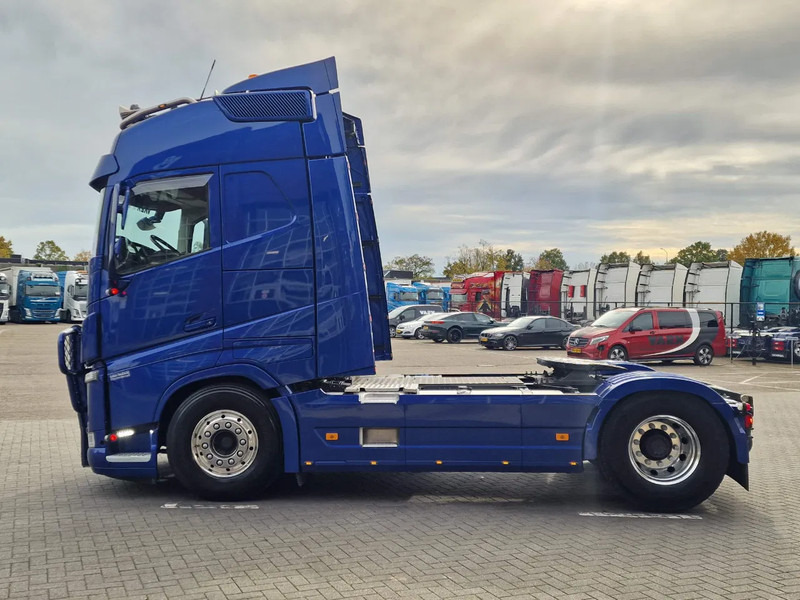 Volvo FH 13.500 Globetrotter 4x2 - Full air - Bull bar - Leather - Fridge - Lightbar - Nyergesvontató: 4 kép. Volvo FH 13.500 Globetrotter 4x2 - Full air - Bull bar - Leather - Fridge - Lightbar - Nyergesvontató: 4 kép.