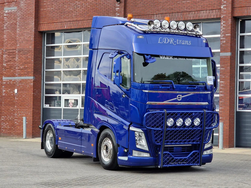 Volvo FH 13.500 Globetrotter 4x2 - Full air - Bull bar - Leather - Fridge - Lightbar - Nyergesvontató: 1 kép. Volvo FH 13.500 Globetrotter 4x2 - Full air - Bull bar - Leather - Fridge - Lightbar - Nyergesvontató: 1 kép.