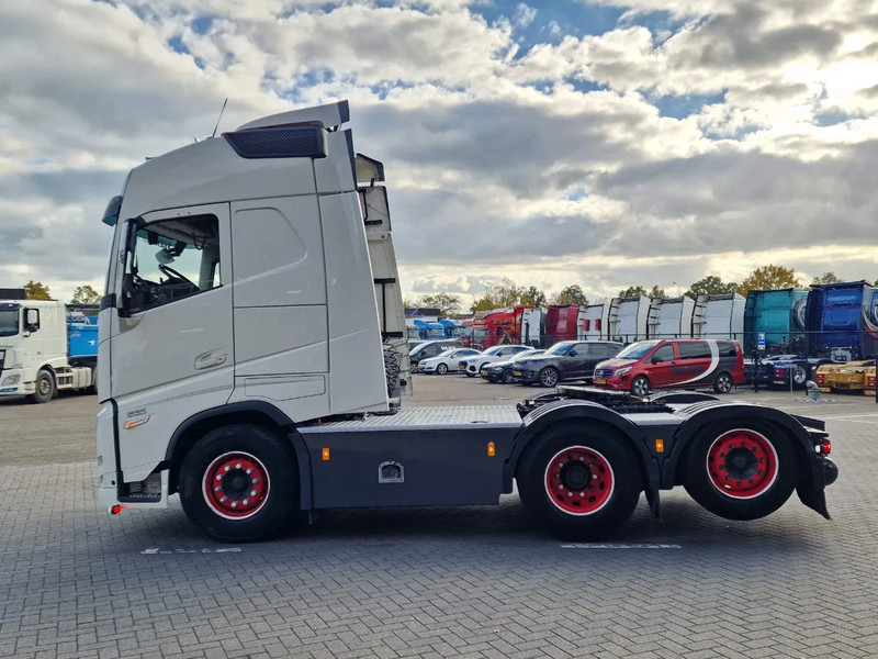 Volvo FH 13.500 Globetrotter 6x2 - I Save - 3.00 WB - PTO/Hydraulic - Full air - Custom interior - Nyergesvontató: 4 kép. Volvo FH 13.500 Globetrotter 6x2 - I Save - 3.00 WB - PTO/Hydraulic - Full air - Custom interior - Nyergesvontató: 4 kép.