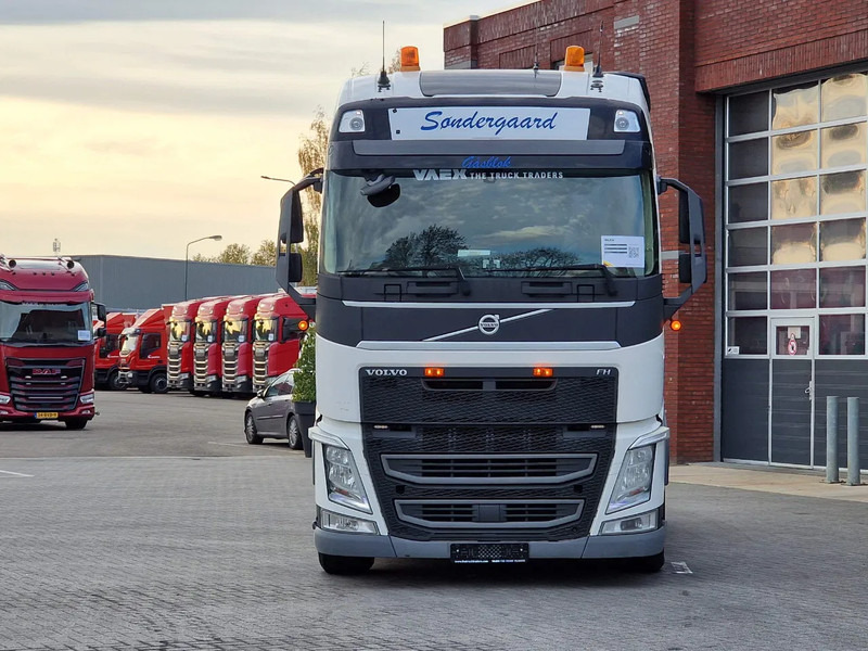 Volvo FH 13.500 Globetrotter 6x2 - PTO/Hydraulic - 3.00 WB - Full air - - Nyergesvontató: 2 kép. Volvo FH 13.500 Globetrotter 6x2 - PTO/Hydraulic - 3.00 WB - Full air - - Nyergesvontató: 2 kép.