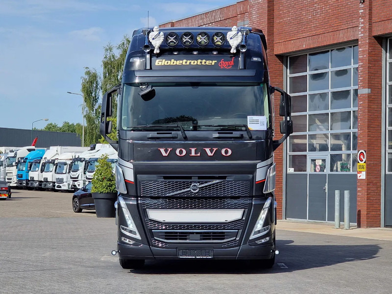 Volvo FH 13.540 Globetrotterl XL 6x4 - Royal - Retarder - Full air - 3.40 WB - Low KM - Nyergesvontató: 2 kép. Volvo FH 13.540 Globetrotterl XL 6x4 - Royal - Retarder - Full air - 3.40 WB - Low KM - Nyergesvontató: 2 kép.
