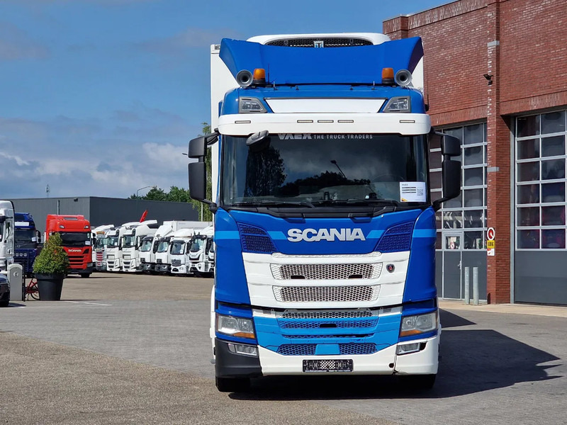 Scania R500 NGS B6X2NB / Trailer-Bygg 12-2004 / Frigobox Sidedoors / Rohrbahen / hooks - Hűtős teherautó: 2 kép. Scania R500 NGS B6X2NB / Trailer-Bygg 12-2004 / Frigobox Sidedoors / Rohrbahen / hooks - Hűtős teherautó: 2 kép.