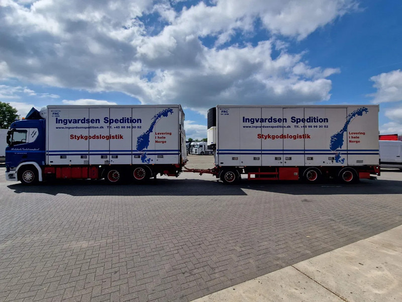 Scania R500 NGS B6X2NB / Trailer-Bygg 12-2004 / Frigobox Sidedoors / Rohrbahen / hooks - Hűtős teherautó: 4 kép. Scania R500 NGS B6X2NB / Trailer-Bygg 12-2004 / Frigobox Sidedoors / Rohrbahen / hooks - Hűtős teherautó: 4 kép.